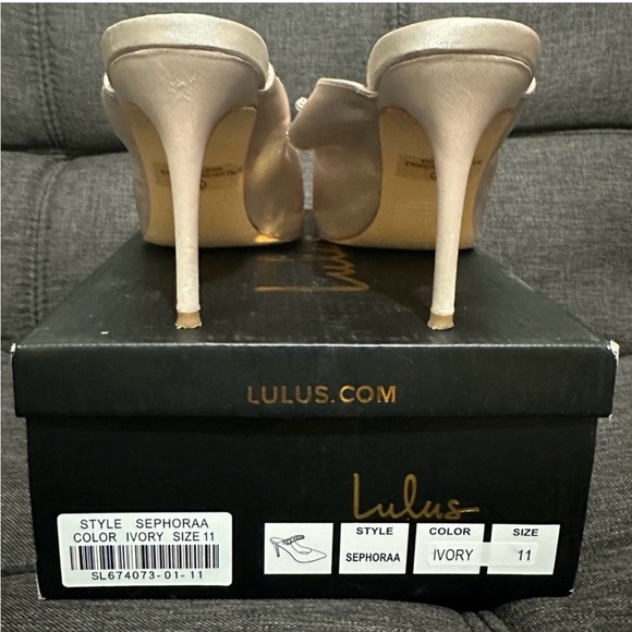 Sephoraa Ivory Satin Pearl Pointed-Toe Mule
Pumps - Picture 7 of 10